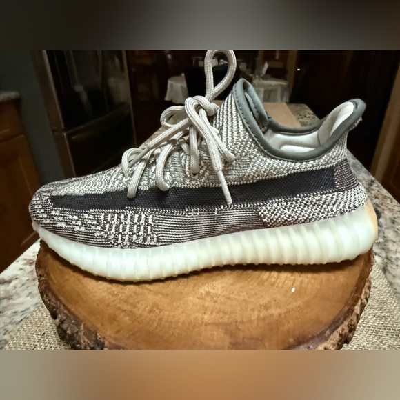 Adidas Men's Yeezy Boost 350 V2 sneakers/ athletic shoeswith box